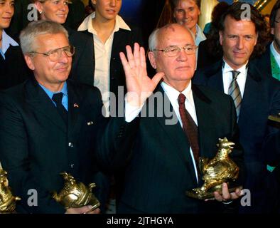 (dpa Files) - Mikhail Gorbachev (C), ex capo dell'Unione Sovietica, Andre Rieu (R) e Brian Bittrolff (L) si posano con il loro 'Golden Hen Award' durante la cerimonia di premiazione del premio per i media a Berlino, il 19 settembre 2001. Gorbachev è stato premiato con il premio per i media per aver aiutato la Germania alla sua riunificazione. Foto Stock