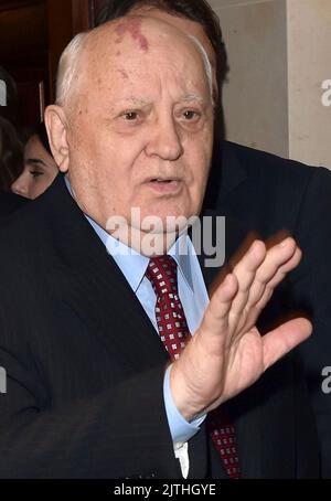 Berlino, Germania. 08th Nov 2014. L'ex presidente sovietico Mikhail Gorbachev arriva a Berlino per la cena di gala del Cinema per gli Eroi della Pace all'Hotel Adlon. Gorbachev, il premio Nobel russo per la pace e l'ex leader sovietico, è morto. Morì a Mosca all'età di 91 anni. (A dpa: 'Agenzie russe: Mikhail Gorbachev morti') Credit: dpa/Alamy Live News Foto Stock