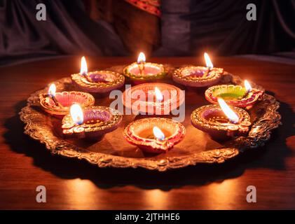 Buon Diwali. Lampade ad olio DIYA accese alla festa di Deepavali. Hindu Festival di luci all'aperto, India strade. Foto Stock