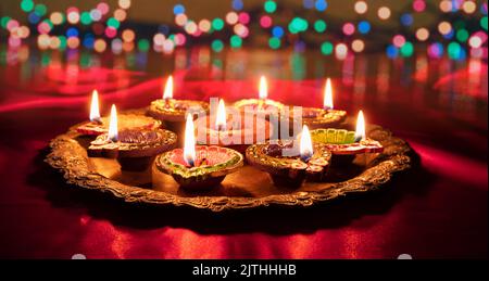 Buon Diwali. Lampade ad olio DIYA accese alla festa di Deepavali. Festival indù delle luci, vista ravvicinata Foto Stock