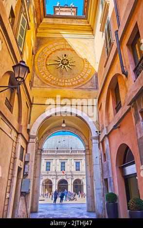 L'orologio astronomico medievale della Torre dell'Orologio da via Cesare Beccaria con Palazzo della Loggia, visto attraverso l'arco, Brescia, Italia Foto Stock