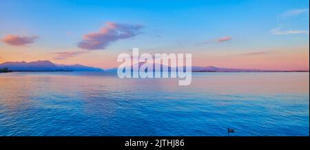 Il pittoresco tramonto color viola nebbia sulle Prealpi del Garda, Desenzano del Garda, Italia Foto Stock