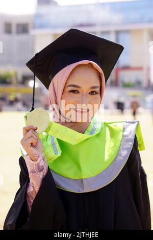 la laurea è un momento emozionante: è sia un inizio che una fine, è un caldo ricordo del passato e dei grandi sogni per il futuro. Foto Stock