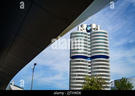Monaco, Germania. 30th ago, 2022. La sede centrale della BMW AG a Monaco di Baviera su Petuelring, chiamata anche BMW a quattro cilindri. È il punto di riferimento del produttore di veicoli BMW. All'esterno, è stato completato nel 1972 per i Giochi Olimpici di Monaco. Credit: Frank Rumpenhorst/dpa/Alamy Live News Foto Stock