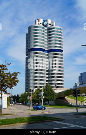 Monaco, Germania. 30th ago, 2022. La sede centrale della BMW AG a Monaco di Baviera su Petuelring, chiamata anche BMW a quattro cilindri. È il punto di riferimento del produttore di veicoli BMW. All'esterno, è stato completato nel 1972 per i Giochi Olimpici di Monaco. Credit: Frank Rumpenhorst/dpa/Alamy Live News Foto Stock