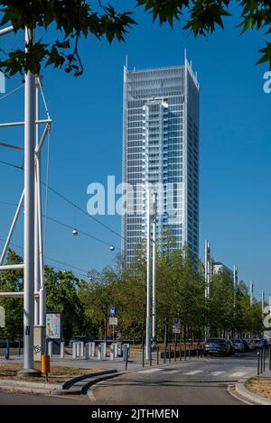 Torino, Piemonte, Italia - 16 luglio 2022. Vista sul grattacielo intesa Sanpaolo, uno degli edifici più alti della città. Panorama urbano. Foto Stock