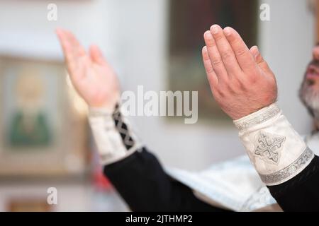 Mani dei sacerdoti durante la messa, la preghiera. Foto Stock
