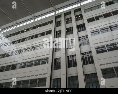 Central Business Exchange, un moderno edificio di uffici visto dall'atrio, Milton Keynes, Buckinghamshire, Regno Unito Foto Stock