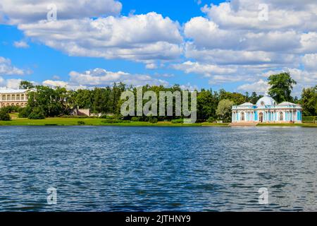 Padiglione Grotto e galleria Cameron sulla riva del Big Pond nel parco di Catherine a Tsarskoye Selo a Pushkin, Russia Foto Stock