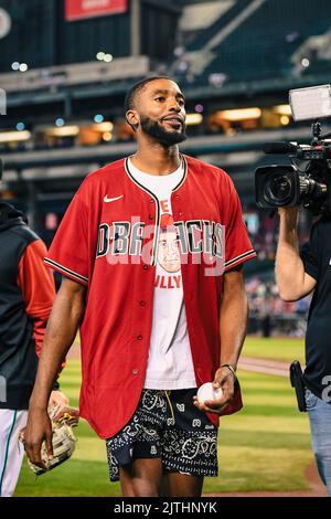 Phoenix Suns Mikal Bridges lancia il primo campo prima di una partita di baseball della MLB tra i Philadelphia Phillies e gli Arizona Diamondbacks su Tu Foto Stock