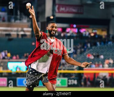 Phoenix Suns Mikal Bridges lancia il primo campo prima di una partita di baseball della MLB tra i Philadelphia Phillies e gli Arizona Diamondbacks su Tu Foto Stock