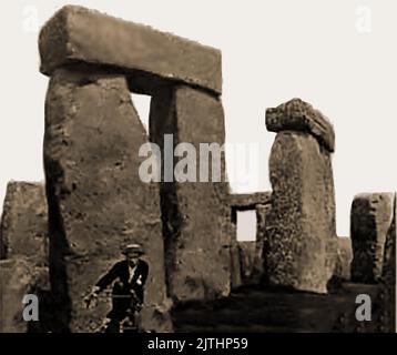 1916 - Una fotografia istantanea dei visitatori che mostra le pietre in piedi a Stonehenge (Wiltshire, Inghilterra) come erano in quel momento. Foto Stock