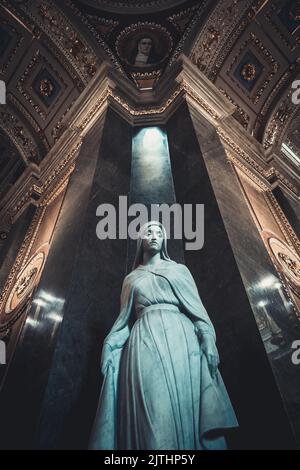 La statua della Vergine Maria come simbolo di amore e gentilezza nell'interno della chiesa cattolica. Vista dal basso. Architettura religiosa. Filtro foto retro Foto Stock