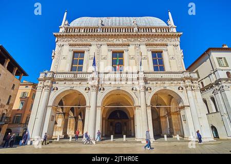 BRESCIA, ITALIA - 10 APRILE 2022: Facciata ornata del palazzo medievale della Loggia da Piazza della Loggia, il 10 aprile a Brescia Foto Stock