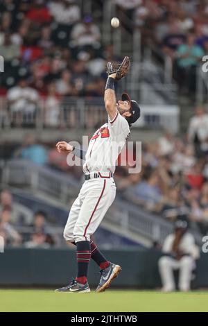 Atlanta, Georgia. USA; Atlanta Braves shortstop Dansby Swanson (7) cattura una pop fino al campo durante una partita di baseball della Major League contro la Colorad Foto Stock