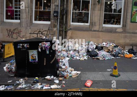 Traboccanti bidoni durante lo sciopero dei bidoni, a Edimburgo, Scozia, 30 agosto 2022. Foto Stock