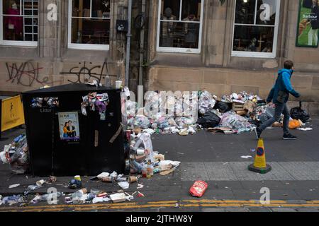 Traboccanti bidoni durante lo sciopero dei bidoni, a Edimburgo, Scozia, 30 agosto 2022. Foto Stock