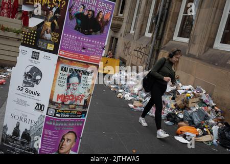 Traboccanti bidoni durante lo sciopero dei bidoni, a Edimburgo, Scozia, 30 agosto 2022. Foto Stock