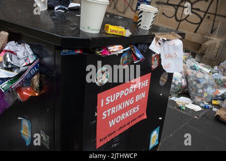 Traboccanti bidoni durante lo sciopero dei bidoni, a Edimburgo, Scozia, 30 agosto 2022. Foto Stock