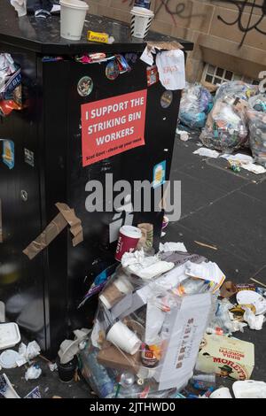 Traboccanti bidoni durante lo sciopero dei bidoni, a Edimburgo, Scozia, 30 agosto 2022. Foto Stock