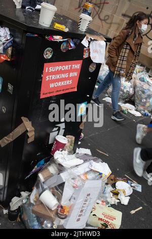 Traboccanti bidoni durante lo sciopero dei bidoni, a Edimburgo, Scozia, 30 agosto 2022. Foto Stock