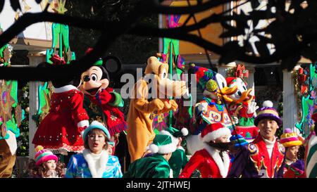 Tokyo Giappone. Novembre 27 2014. Spettacolo di mascotte Disney. Cattura le immagini dei personaggi della mascotte Disney che ballano in modella con la canzone del parco a tema. Spettacolo per i fan al Dis Foto Stock