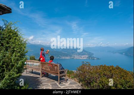 Turisti nel Parco del Giardino Botanico Alpinia con vista sul Lago maggiore e sulle Isole Borromee, Stresa, Piemonte, Italia, Europa Foto Stock