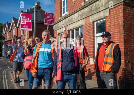 Billingshurst, West Sussex, Regno Unito, 31 ago 2022. I lavoratori postali che fanno parte della Communication Workers Union (CWU) si trovano su una linea di picket al di fuori dell'ufficio di smistamento di Billingshurst. La CWU afferma che 40.000 dei suoi membri sono in sciopero per una retribuzione migliore di fronte all'inflazione alle stelle e al costo della crisi. Foto Stock