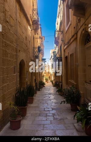 Vista di un'antica strada nella città vecchia di Birgu, una delle tre città di Malta Foto Stock