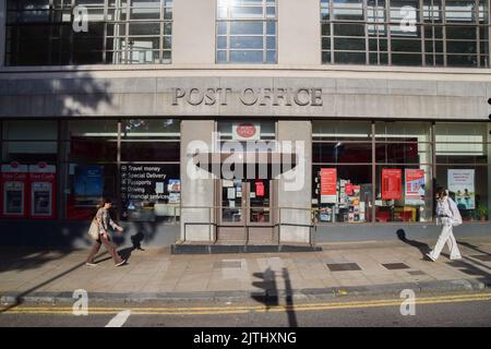 Londra, Regno Unito. 31st agosto 2022. La gente passa davanti all'ufficio postale chiuso di Mount Pleasant mentre la CWU (Communication Workers Union) continua il suo sciopero sulla retribuzione. Credit: Vuk Valcic/Alamy Live News Foto Stock