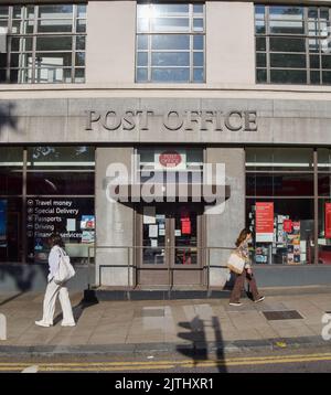 Londra, Regno Unito. 31st agosto 2022. La gente passa davanti all'ufficio postale chiuso di Mount Pleasant mentre la CWU (Communication Workers Union) continua il suo sciopero sulla retribuzione. Credit: Vuk Valcic/Alamy Live News Foto Stock