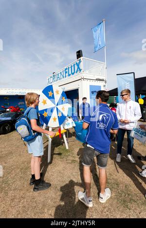 Adrian Flux ha indetto una gara al proprio stand, al Village Green, durante il 2022 Silverstone Classic Foto Stock