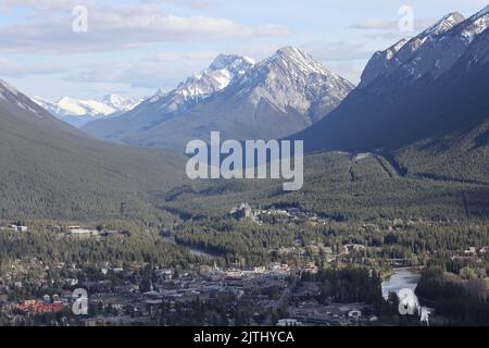 Splendida vista sulla città di Banff con il Monte Rundle, dal punto di osservazione di Banff Foto Stock