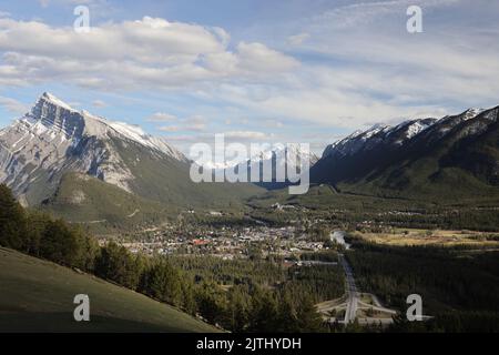 Splendida vista sulla città di Banff con il Monte Rundle, dal punto di osservazione di Banff Foto Stock