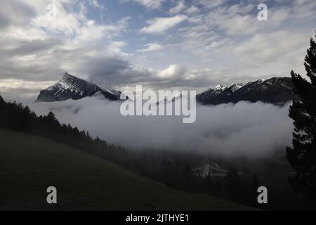 Splendida vista sulla città di Banff con il Monte Rundle, dal punto di osservazione di Banff Foto Stock
