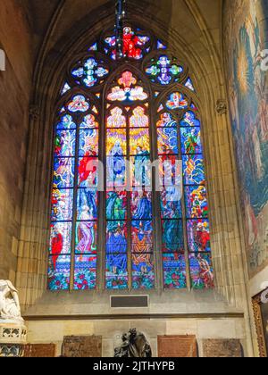 Vetrata all'interno della Cattedrale di San Vito (Katedrála Sv. Víta), Praga, Repubblica Ceca Foto Stock