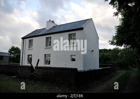 Tradizionale fattoria a due piani imbiancata di bianco, l'Irlanda Foto Stock