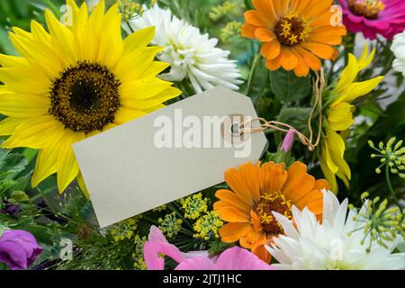 Carta compleanno con regalo e fiore di girasole. Lettere di buon  compleanno. Biglietto di auguri a mamma, ragazza con fiori Foto stock -  Alamy