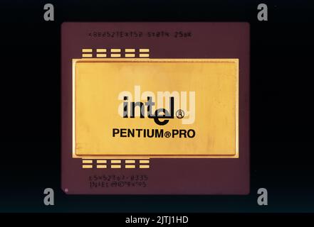 Bruxelles, Belgio - 02 agosto 2022: Microprocessore Intel Pentium Pro con chip obsoleto e ben utilizzato Foto Stock