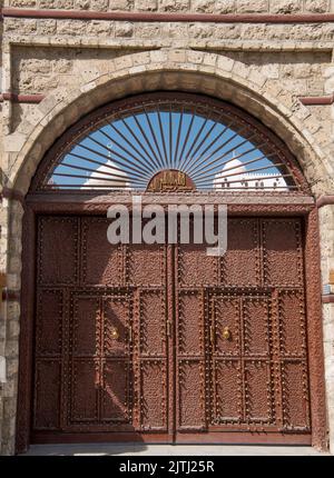 Porta in metallo ornato nell'arco al Tayebat museo Jeddah Arabia Saudita Foto Stock