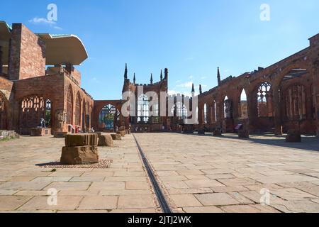 Rovine di una cattedrale bombardata Foto Stock