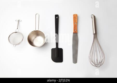 utensili da cucina isolati su sfondo bianco Foto Stock