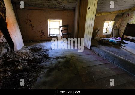 Updtairs camera da letto in una casa di fattoria derelict, County Galway, Irlanda Foto Stock