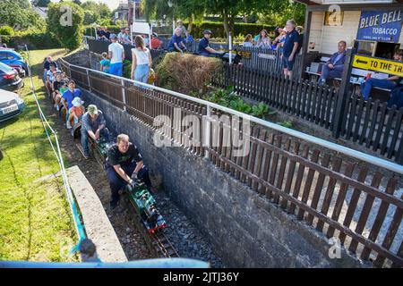 © concesso in licenza a London News Pictures. 30/08/2020. Swansea, Regno Unito. La ferrovia in miniatura Derwen Fawr, situata dietro i giardini in un'area residenziale di Swansea, è stata sede della Swansea Society of Model Engineers sin dagli anni '30. Le miniature sono riproduzioni di motori reali e sono alimentate a vapore, portando i passeggeri in giro per la pista da cinque pollici. La ferrovia è gestita da un gruppo di volontari dedicati e ogni denaro raccolto viene donato alla carità. Robert Melen/LNP Foto Stock