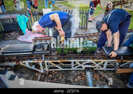 © concesso in licenza a London News Pictures. 30/08/2020. Swansea, Regno Unito. Un motore è servito alla Ferrovia in miniatura Derwen Fawr, che si trova dietro i giardini in una zona residenziale di Swansea ed è stata sede della Società Swansea degli ingegneri di modello dagli anni '30. Le miniature sono riproduzioni di motori reali e sono alimentate a vapore, portando i passeggeri in giro per la pista da cinque pollici. La ferrovia è gestita da un gruppo di volontari dedicati e ogni denaro raccolto viene donato alla carità. Foto Stock