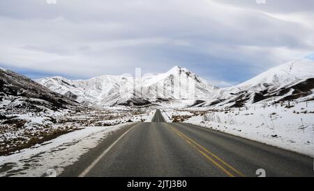 Strada per Passo Lindis in inverno, montagne coperte di neve. Isola Sud. Foto Stock