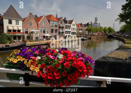 Il piccolo canale (Klein Diep) visto dalla passerella Turfmarkt a Dokkum, Friesland, Paesi Bassi, con il Oud Stadhuis (Municipio storico, costruito nel 1610) Foto Stock