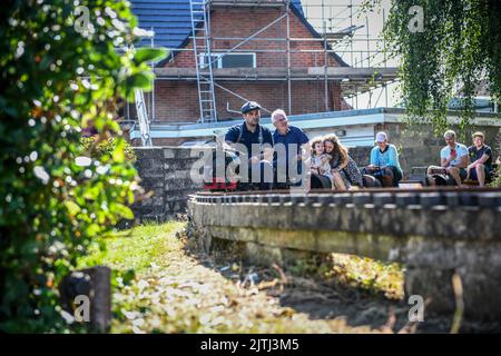 © concesso in licenza a London News Pictures. 30/08/2020. Swansea, Regno Unito. La ferrovia in miniatura Derwen Fawr, situata dietro i giardini in un'area residenziale di Swansea, è stata sede della Swansea Society of Model Engineers sin dagli anni '30. Le miniature sono riproduzioni di motori reali e sono alimentate a vapore, portando i passeggeri in giro per la pista da cinque pollici. La ferrovia è gestita da un gruppo di volontari dedicati e ogni denaro raccolto viene donato alla carità. Robert Melen/LNP Foto Stock