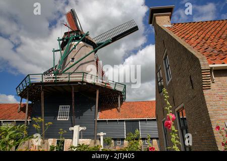 IJLST, PAESI BASSI - 16 luglio 2022: Mulino a vento De Rat (il Rat) a IJlst, Frisia Foto Stock