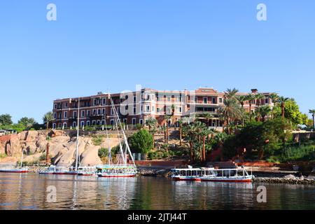 Vecchio hotel Cataract sulla sponda orientale del fiume Nilo ad Assuan Foto Stock